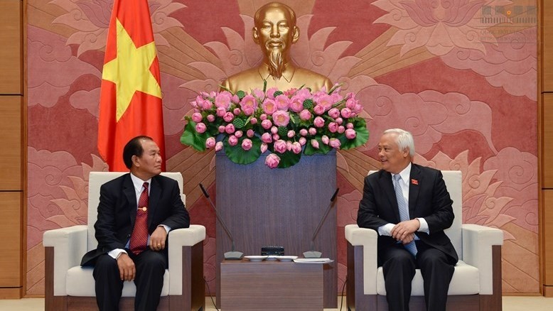 Le vice-président de l’AN vietnamienne, Uông Chu Luu (à droite), et le ministre laotien de la Justice, Saysi Santivong, le 2 juin, à Hanoi. Photo: quochoi.vn.