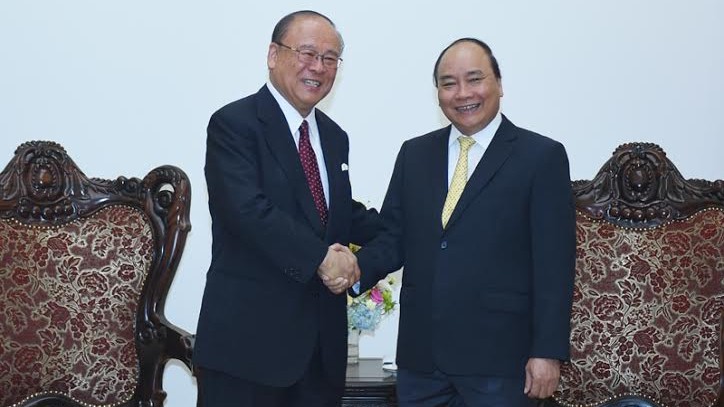 Le PM Nguyên Xuân Phuc (à droite) reçoit le conseiller spécial de l’Alliance parlementaire d’Amitié Japon - Vietnam, Tsutomo Takebe. Photo: Trân Hai/NDEL.