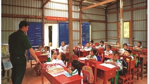 La banderole «Tout pour nos chers élèves» orne le mur de la classe. Photo: CVN.