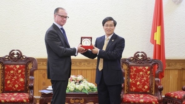 Le vice-ministre vietnamien, Nguyên Khanh Ngoc (à droite), offre un cadeau à l’ambassadeur autrichien au Vietnam, Thomas Loidl. Photo: phapluatplus.vn.