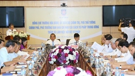 Séance de travail entre le vice-PM Truong Hoa Binh (au centre, à gauche) et le Ministère vietnamien de la Justice, le 16 juin, à Hanoi. Photo: VGP.