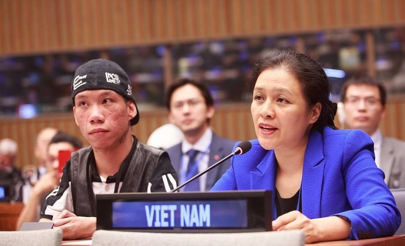 L’ambassadrice Nguyên Phuong Nga, chef de la Mission vietnamienne auprès de l’ONU (à droite), et Lê Minh Châu participent à une conférence de l'ONU. Photo: TGVN.