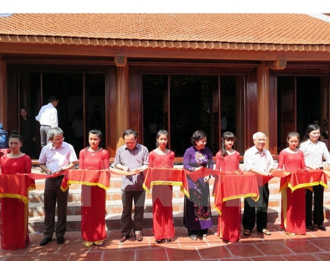 Les délégués coupent la bande d’inauguration du temple dédié aux seigneurs Bâu. Photo: VNA.