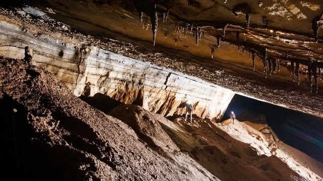 À la grotte de Hoa Huong. Photo: BCRA/NDEL.