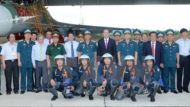 Le Président Trân Dai Quang prend la pose avec des cadres et des soldats du Régiment de l'armée de l'air 925. Photo: VNA.