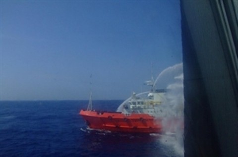 Des navires chinois tirent des canons à eau aux bateaux de la Surveillance des ressources halieutiques du Vietnam le 12 mai. Photo : VNA