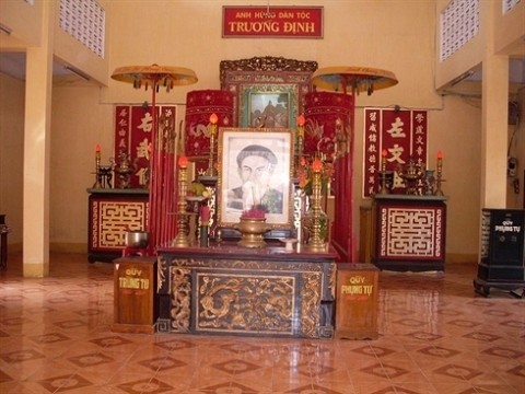 L'intérieur du temple dédié au héros national Truong Công Dinh, au chef-lieu de Go Công, province de Tiên Giang. Photo : CTV/CVN