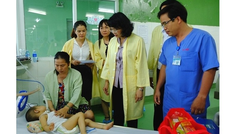 La vice-présidente vietnamienne, Dang Thi Ngoc Thinh, a rendu visite à un enfant madalde à l’hôpital de pédiatrie et d'obstétrie de Dà Nang, dans la ville balnéraire éponyme (au Centre). Photo: CPV.