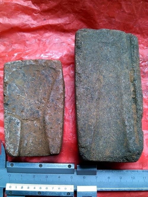 Les moules de haches et de ciseaux en pierre ont été découverts à Yên Bai. Photo: VNA.