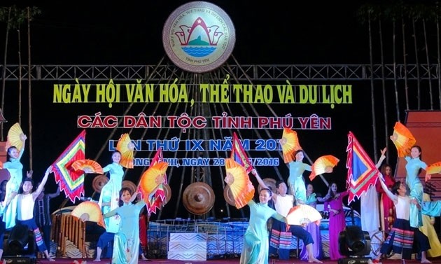 Un numéro artistique lors de la fête culturelle des ethnies de la province de Phu Yên 2016. Photo: NDEL.