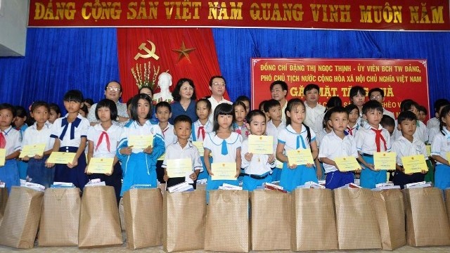 La vice-présidente de la République, Dang Thi Ngoc Thinh, offre des cadeaux aux élèves défavorisés mais brillants dans leurs études. Photo: NDEL.