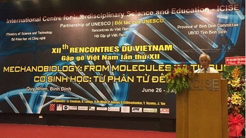 Le professeur Trân Thanh Vân prend la parole à la séance d'inauguration de la 12e édition des Rencontres du Vietnam, le 26 juin, à Quy Nhon. Photo: ICISE/CVN.