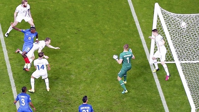 Paul Pogba double la mise sur corner d'un bon coup de tête. Photo: Reuters.