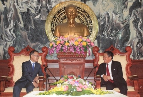 Le vice-président de la Cour populaire suprême du Vietnam, Nguyên Van Thuân (à droite), reçoit le directeur de l’Institut sud-coréen de Recherche et de Formation judiciaires, Yong Koo Cho, le 4 juillet, à Hanoi. Photo: CPV.