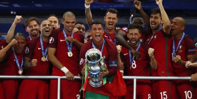 Le Portugal soulève le premier trophée majeur de son histoire. Photo: Reuters.