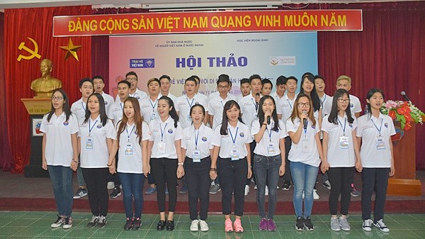 Les jeunes Viêt kiêu au colloque sur le patrimoine culturel national. Photo: quehuongonline.vn.
