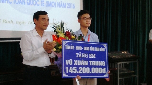 Le jeune talent spécialisé en mathématique Vu Xuân Trung (à droite) lors de la cérémonie de remise des primes. Photo: NDEL.