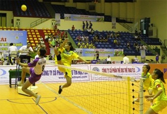 Le match entre deux équipes féminines du takraw des provinces de Cân Tho et Bac Liêu lors de l'ouverture du tournoi national de foot volant takraw 2016. Photo: BaoCânTho.