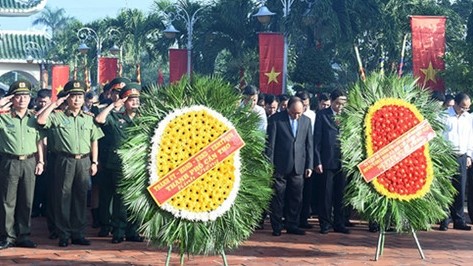 Le PM rend hommage aux héros morts pour la Patrie au monument commémoratif de Cân Tho. Photo: VOV.
