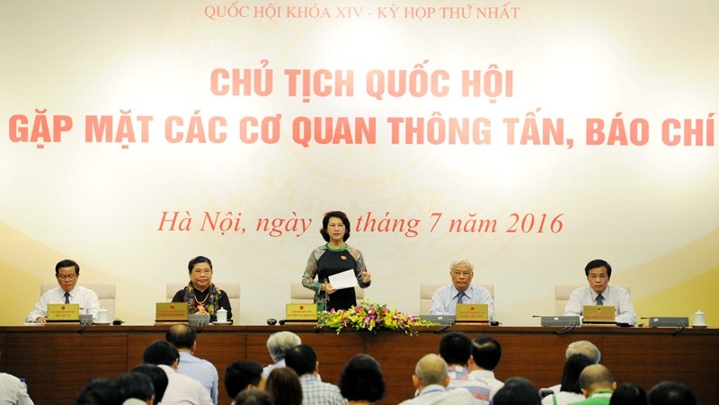 La Présidente de l’AN vietnamienne, Nguyên Thi Kim Ngân (debout), lors d’une conférence de presse tenue le 23 juillet, à Hanoi. Photo: Trân Hai/NDEL.