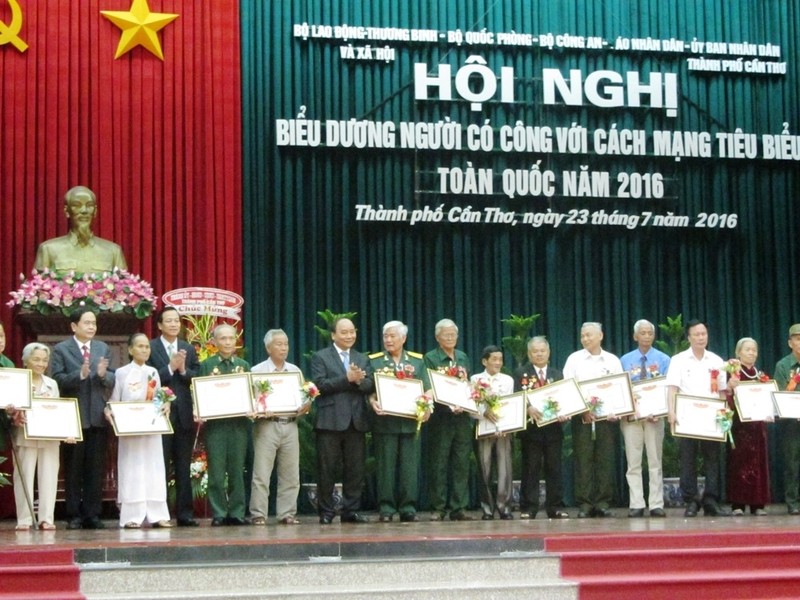 Le Premier ministre Nguyên Xuân Phuc (cravate bleue, 7e, à gauche) et des participants de la conférence. Photo: VNA.