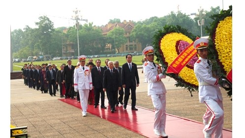 Une haute délégation du PCV, de l'État, de l'AN, du Gouvernement et du FPV est allée, le 27 juillet, offrir de l'encens au Mémorial des Morts pour la Patrie, et rendre un hommage posthume au Président Hô Chi Minh en son mausolée. Photo: VNA.