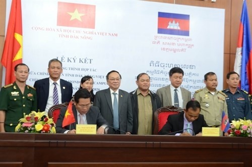 Cérémonie de signature du programme de coopération entre Dak Nông et Mondulkiri pour 2016 - 2020. Photo: VNA.