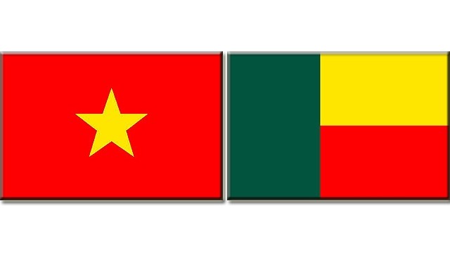 Les drapeaux du Vietnam et du Bénin. Photo: Duy Khanh/NDEL.