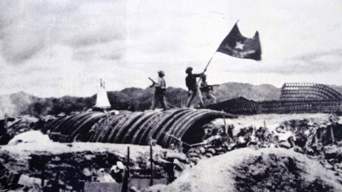 À 17h30 le 7 mai 1954, le drapeau de l'Armée populaire du Vietnam a flotté sur la casemate de Général De Castries.