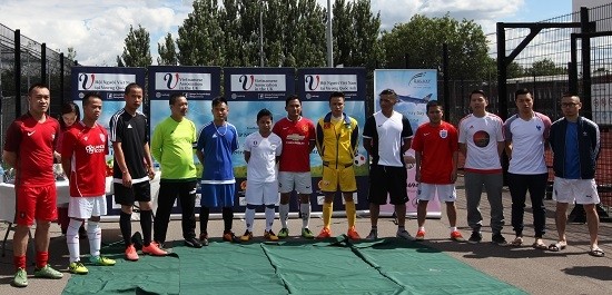 Les représentants des équipes participants au tournoi de football des jeunes vietnamiens au Royaume-Uni. Photo: VNA.