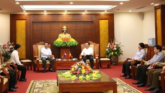 Vue générale de la séance de travail entre les représentants des provinces de Hoa Binh et de Hua Phan. Photo: NDEL.