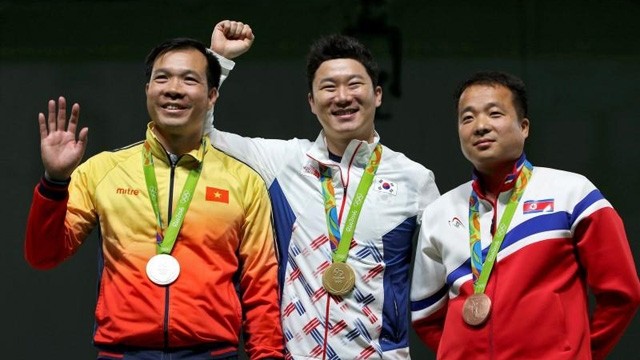 Hoàng Xuân Vinh (1er, à droit) avec sa médaille d’argent. Photo: Reuters.