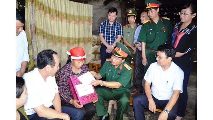 Le Vice-Président de l’Assemblée nationale du Vietnam, Dô Ba Ty, offre des cadeaux aux familles victimes des inondations à Bat Xat, Lào Cai. Photo: NDEL.