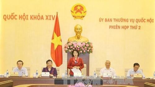 La Présidente de l’AN, Nguyên Thi Kim Ngân (debout), prend la parole lors de la 2e réunion du Comité permanent de l'AN. Photo: VNA.
