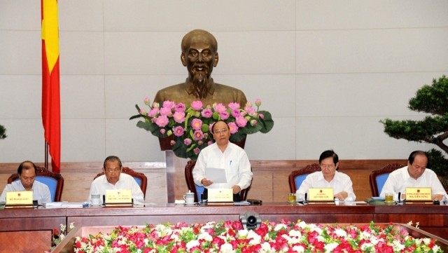 Le PM vietnamien, Nguyên Xuân Phuc (debout), préside la visioconférence nationale sur l'accélération de la réforme administrative, le 17 août à Hanoi. Photo: Trân Hai/NDEL.