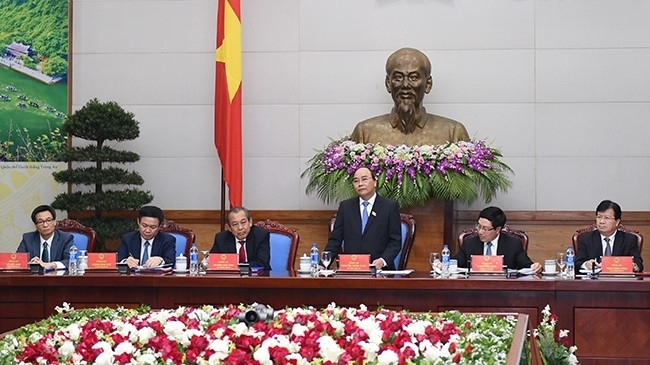 Le PM vietnamien, Nguyên Xuân Phuc (debout), et ses adjoints. Photo: VGP.