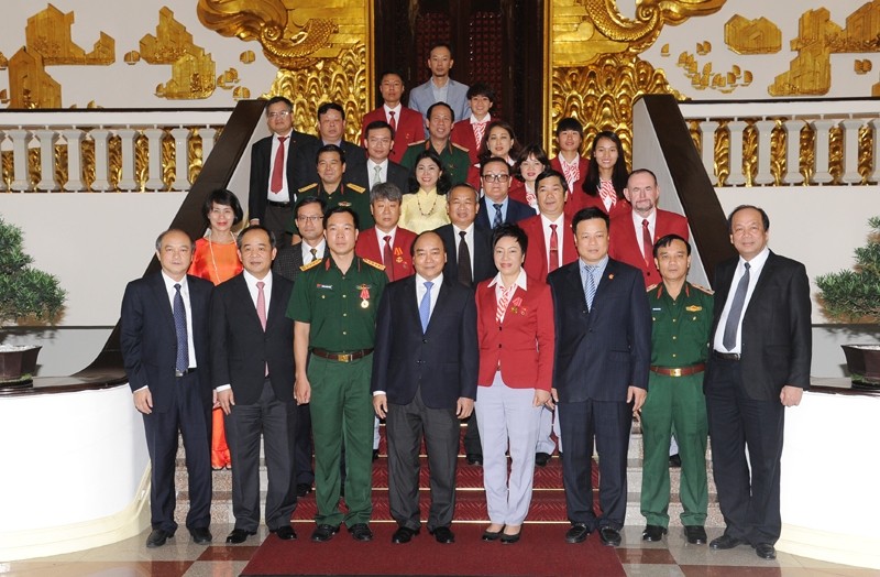Le PM Nguyên Xuân Phuc prend la photo souvenir avec la délégation sportive vietnamienne aux JO de Rio 2016. Photo: Trân Hai/NDEL. 