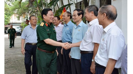 Le général Ngô Xuân Lich à la rencontre d’anciens combattants, le 18 août, à Hanoi. Photo. qdnd.vn.