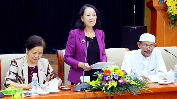 Truong Thi Mai (debout), présidente de la Commission de la Sensibilisation des masses du Comité central du PCV, prend la parole lors de la rencontre avec la délégation de musulmans de Ninh Thuân, Tây Ninh et Hô Chi Minh-Ville. Photo: CPV.