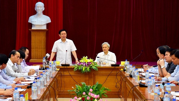 Le Vice-PM Vuong Dinh Huê travaille avec le Bureau général des Statistiques. Photo: VGP.