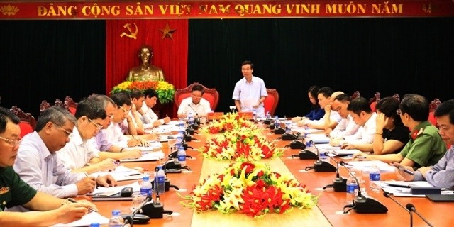 Le chef de la Commission de la Propagande et de l’Éducation du CC du PCV, Vo Van Thuong (au centre, debout)  prend la parole lors de la séance de travail avec les autorités de la province de Hoa Binh. Photo: NDEL.