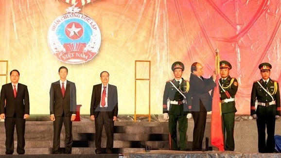 Le PM Nguyên Xuân Phuc remet l’Ordre de l’Indépendance de 3e classe  à la ville de Tam Ky. Photo: VNA.