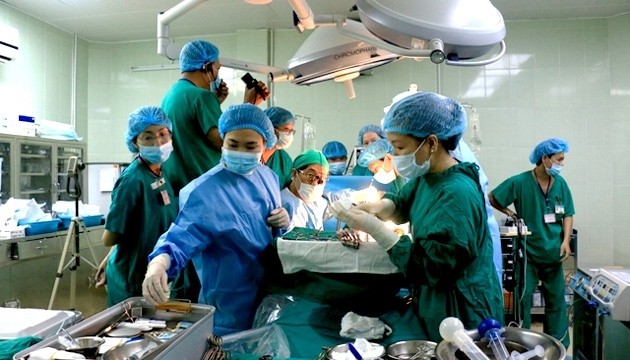 Une intervention chirurgicale de greffe rénale à l’Hôpital Cho Rây. Photo: NDEL.