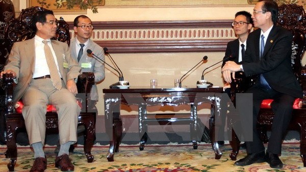 Le vice-président du Comité populaire de Hô Chi Minh-Ville (à droite), Lê Thanh Liêm, reçoit, le 24 août, Keohei Takahashi et Kuniharu Nakamura, co-présidents du Comité de l'Économie Japon - Vietnam.Photo: VNA.