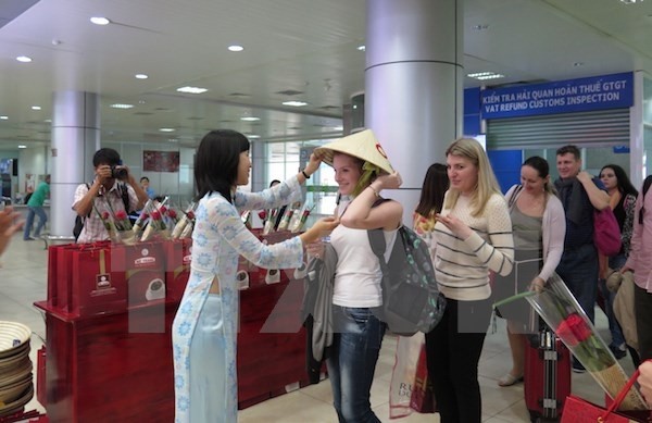 Les touristes russes à l’aéroport international de Cam Ranh dans la province de Khanh Hoa. Photo: VNA.
