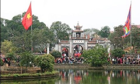 Au 6e jour du premier mois lunaire, la population locale organise un festival solennel en l'honneur des bâtisseurs de la citadelle et du roi An Duong Vuong. 