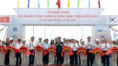 Le Premier ministre Nguyên Tân Dung assiste à l’inauguration du pont Vinh Thinh. Photo : VGP