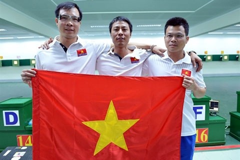 Le colonel Hoàng Xuân Vinh (gauche), champion du monde du tir au pistolet à air compriméà 10 m. Photo: Thanh Hà/CVN