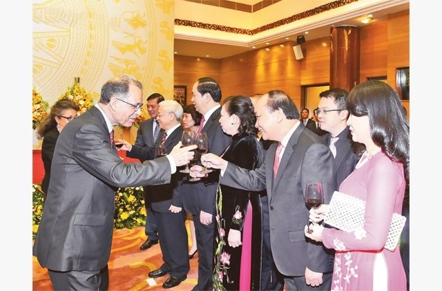 Des invités internationaux félicitent les hauts dirigeants vietnamiens à l'occasion du 71e anniversaire de la Fête nationale du Vietnam. Photo: VNA.
