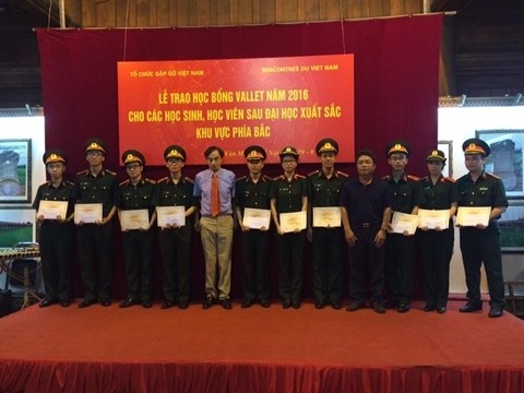 Le professeur Odon Vallet (5e, à gauche) avec les étudiants brillants de l'Institut de Médecine militaire, le 29 août, à Hanoï. Photo: CVN.